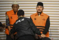 Bupati Bekasi Ade Kuswara dan HM Kunang usai diperiksa penyidik di Gedung Merah Putih Komisi Pemberantasan Korupsi (KPK), Jakarta, Senin (22/12/2025). (Antara)