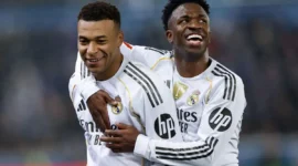 Penyerang Real Madrid Kylian Mbappe (kiri) merayakan keberhasilannya mencetak gol bersama Vinicius Junior (kanan) pada pertandingan Liga Spanyol menghadapi Alaves di Stadion Mendizorroza, Vitoria-Gasteiz, Minggu (14/12/2025) waktu setempat. (realmadrid.com)