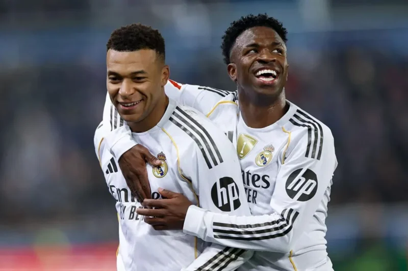 Penyerang Real Madrid Kylian Mbappe (kiri) merayakan keberhasilannya mencetak gol bersama Vinicius Junior (kanan) pada pertandingan Liga Spanyol menghadapi Alaves di Stadion Mendizorroza, Vitoria-Gasteiz, Minggu (14/12/2025) waktu setempat. (realmadrid.com)