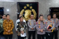 Menhut Raja Juli Antoni bersama Kapolri Jenderal Pol Sigit Prabowo dan jajaran saat memberi keterangan pers. (Mabes Polri)