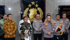 Menhut Raja Juli Antoni bersama Kapolri Jenderal Pol Sigit Prabowo dan jajaran saat memberi keterangan pers. (Mabes Polri)