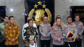Menhut Raja Juli Antoni bersama Kapolri Jenderal Pol Sigit Prabowo dan jajaran saat memberi keterangan pers. (Mabes Polri)