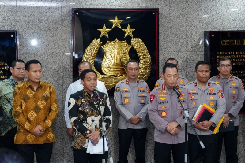Menhut Raja Juli Antoni bersama Kapolri Jenderal Pol Sigit Prabowo dan jajaran saat memberi keterangan pers. (Mabes Polri)