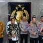 Menhut Raja Juli Antoni bersama Kapolri Jenderal Pol Sigit Prabowo dan jajaran saat memberi keterangan pers. (Mabes Polri)