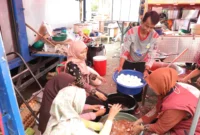 Warga bergotong royong di dapur umum posko lapangan Kantor Wali Nagari Salareh Aia Utara, Kecamatan Palembayan, Kabupaten Agam, Sumatera Barat. (Bidang Komunikasi Kebencanaan)