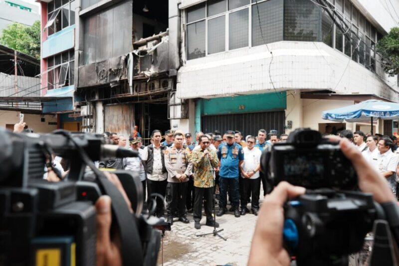 Menteri Dalam Negeri (Mendagri) Muhammad Tito Karnavian meninjau lokasi kebakaran di Gedung Terra Drone, Kemayoran, Jakarta Pusat, Rabu (10/12/2025)