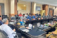 Rapat dilaksanakan secara langsung oleh jajaran Pemerintah Provinsi (Pemprov) Bengkulu dan perwakilan TNI. Turut bergabung secara daring jajaran pemerintah kabupaten/kota se-Provinsi Bengkulu serta pejabat terkait lainnya.