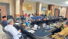 Rapat dilaksanakan secara langsung oleh jajaran Pemerintah Provinsi (Pemprov) Bengkulu dan perwakilan TNI. Turut bergabung secara daring jajaran pemerintah kabupaten/kota se-Provinsi Bengkulu serta pejabat terkait lainnya.