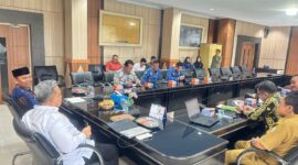 Rapat dilaksanakan secara langsung oleh jajaran Pemerintah Provinsi (Pemprov) Bengkulu dan perwakilan TNI. Turut bergabung secara daring jajaran pemerintah kabupaten/kota se-Provinsi Bengkulu serta pejabat terkait lainnya.