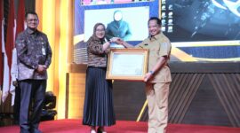Menteri Dalam Negeri (Mendagri) Muhammad Tito Karnavian menerima penghargaan Outstanding Public Service Innovations (OPSI)