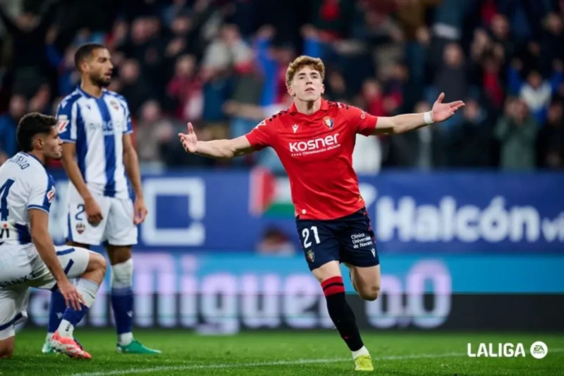 Gelandang Osasuna Victor Munoz merayakan keberhasilannya mencetak gol ke gawang Levante pada pertandingan Liga Spanyol di Stadion El Sadar, Pamplona, Senin (8/12/2025) waktu setempat.(laliga.com)