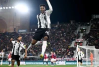 Pemain bertahan Juventus Juan Cabal merayakan keberhasilan nya mencetak gol ke gawang Bologa pada pertandingan Liga Italia di Stadion Renato Dall'Ara, Bologna, Minggu (14/12/2025) waktu setempat. (juventus.com)