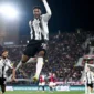 Pemain bertahan Juventus Juan Cabal merayakan keberhasilan nya mencetak gol ke gawang Bologa pada pertandingan Liga Italia di Stadion Renato Dall'Ara, Bologna, Minggu (14/12/2025) waktu setempat. (juventus.com)