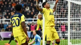 Bek Tottenham Cristian Romero (kanan) merayakan keberhasilannya mencetak gol ke gawang Newcastle pada pertandingan Liga Inggris di Stadion St. James Park, Newcastle, Selasa (2/12/2025) waktu setempat. (tottenhamhotspur.com)