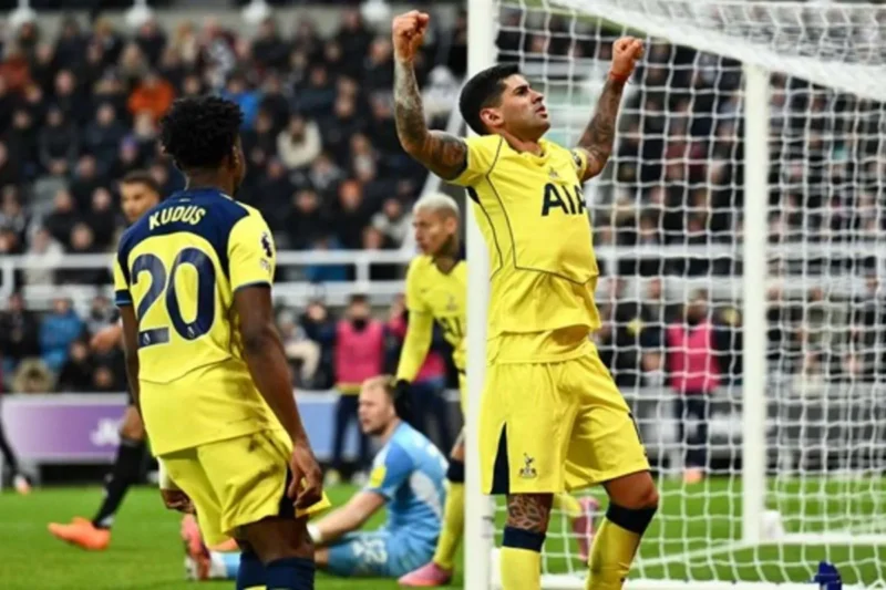 Bek Tottenham Cristian Romero (kanan) merayakan keberhasilannya mencetak gol ke gawang Newcastle pada pertandingan Liga Inggris di Stadion St. James Park, Newcastle, Selasa (2/12/2025) waktu setempat. (tottenhamhotspur.com)