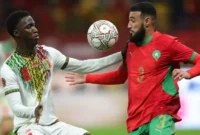 Bek sayap Maroko Noussair Mazroui (kanan) berebut bola dengan gelandang Mali Mahamadou Doumbia (kiri) pada pertandingan Piala Afrika 2025 di Stadion Prince Moulay Abdellah, Rabat, Jumat (26/12/2025) waktu setempat. (cafonline.com)