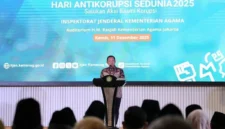 Wakil Ketua KPK Fitroh Rohcahyanto berbicara dalam peringatan Hari Antikorupsi Sedunia 2025 di Kemenag, Jakarta, Jumat (13/12/2025). (KPK)