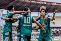 Pemain Persebaya Francisco Rivera bersama Gali Freitas melakukan selebrasi usai mencetak gol ke gawang Persijap pada laga tunda pekan kelima BRI Super League 2025/2026 di Stadion GBT Surabaya, Minggu (29/12/2025). (Media Officer Persebaya)
