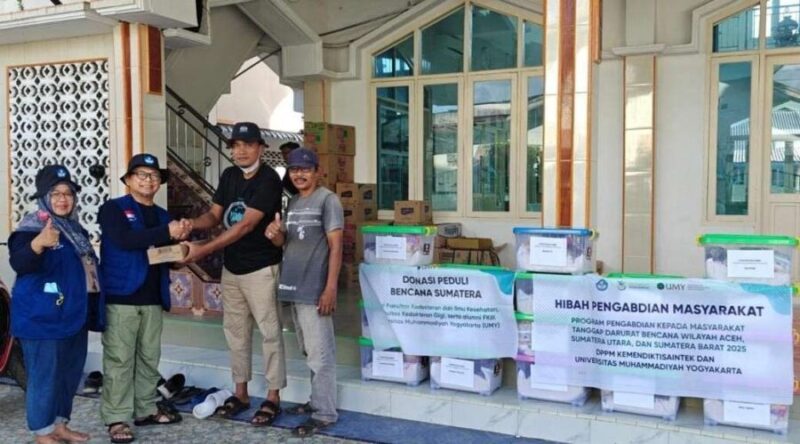 Tim Relawan Universitas Muhammadiyah Yogyakarta (UMY) berangkat ke Aceh sejak dengan membawa bantuan bagi para korban bencana. (Dok UMY)