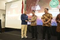 Kepala LLDIKTI Wilayah V, Prof Setyabudi Indartono, kepada Wakil Rektor Bidang Mutu, Reputasi, dan Kemitraan Global UMY, Slamet Riyadi. (Dok UMY)