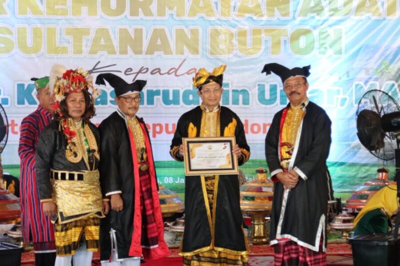 Kesultanan Buton menganugerahkan gelar adat Mia Ogena I Sara Agama kepada Menag Nasaruddin Umar. (Dok Kemenag)