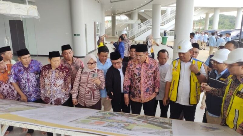 Direktur Jenderal Bimbingan Masyarakat Islam Kemenag Abu Rokhmad meninjau kondisi Masjid Negara IKN di Kabupaten Penajam Paser Utara, Rabu (7/1/2026). (Dok Kemenag)
