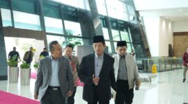 Menteri Agama Nasaruddin Umar di Bandara Soekarno-Hatta sebelum terbang ke Kairo. (Kemenag)