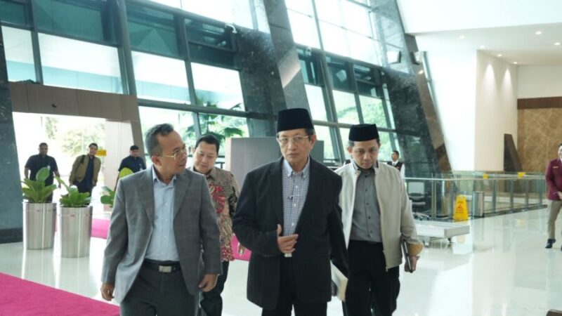 Menteri Agama Nasaruddin Umar di Bandara Soekarno-Hatta sebelum terbang ke Kairo. (Kemenag)