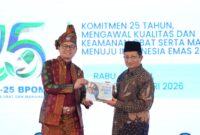 Menteri Agama Nasaruddin Umar menerima buku '25 Tahun BPOM Mengawal Bdngsa' dari Kepala BPOM Taruna Ikrar. (Humas Kemenag)