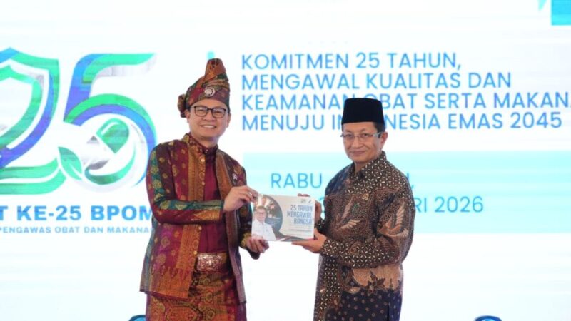 Menteri Agama Nasaruddin Umar menerima buku '25 Tahun BPOM Mengawal Bdngsa' dari Kepala BPOM Taruna Ikrar. (Humas Kemenag)