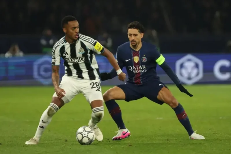 Penyerang Newcastle Joseph Willock (kiri) dihadang bek PSG Marquinhos dalam pertandingan matchday kedelapan fase liga Liga Champions 2025/26 di Parc des Princes, Kamis (29/1/2026) WIB. (UEFA.com)