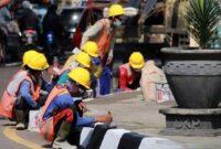 Sejumlah tenaga kerja melaksanakan proyek padat karya di Kementerian PUPR. (Kemen PUPR)