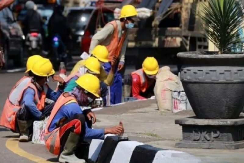 Sejumlah tenaga kerja melaksanakan proyek padat karya di Kementerian PUPR. (Kemen PUPR)