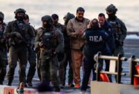 Presiden Venezuela Nicolas Maduro setiba di AS dalam kawalan petugas menuju pengadilan tempat dirinya disidang. (Reuters)