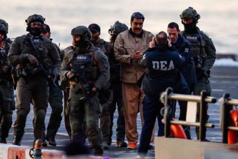 Presiden Venezuela Nicolas Maduro setiba di AS dalam kawalan petugas menuju pengadilan tempat dirinya disidang. (Reuters)