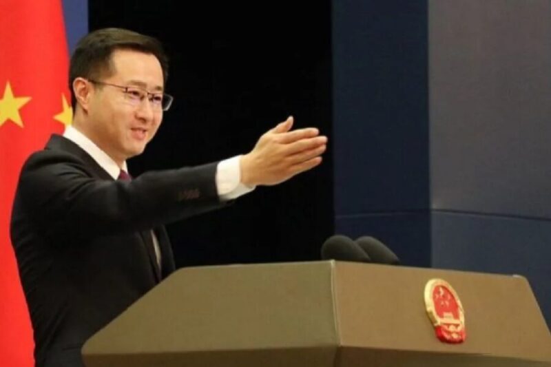 Juru Bicara Kementerian Luar Negeri China Lin Jian dalam konferensi pers di Beijing, Senin (5/1/2026).(Jennus)