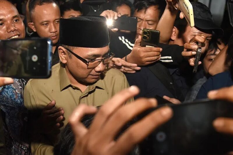 Mantan Menteri Agama Yaqut Cholil Qoumas (tengah) menghindari pertanyaan wartawan usai menjalani pemeriksaan di Gedung Merah Putih KPK, Jakarta, Selasa (16/12/2025) malam. (Arsip Antara)