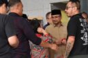 Mantan Menteri Agama Yaqut Cholil Qoumas (kedua kanan) berjalan keluar ruangan usai memenuhi panggilan KPK di Gedung Merah Putih KPK, Kamis (7/8/2025). (Jennus)