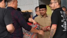 Mantan Menteri Agama Yaqut Cholil Qoumas (kedua kanan) berjalan keluar ruangan usai memenuhi panggilan KPK di Gedung Merah Putih KPK, Kamis (7/8/2025). (Jennus)