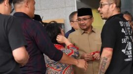 Mantan Menteri Agama Yaqut Cholil Qoumas (kedua kanan) berjalan keluar ruangan usai memenuhi panggilan KPK di Gedung Merah Putih KPK, Kamis (7/8/2025). (Jennus)