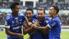 Beckham Putra meluapkan kegembiraan bersama teman-teman Persib sesaat setelah mencetak gol pertama dan untuk selamanya. (Jennus)