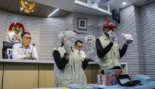 Petugas menunjukkan barang bukti hasil operasi tangkap tangan (OTT) kasus dugaan suap terkait pemeriksaan pajak saat konferensi pers di Gedung Merah Putih KPK, Jakarta, Minggu (11/1/2026). (jennus)