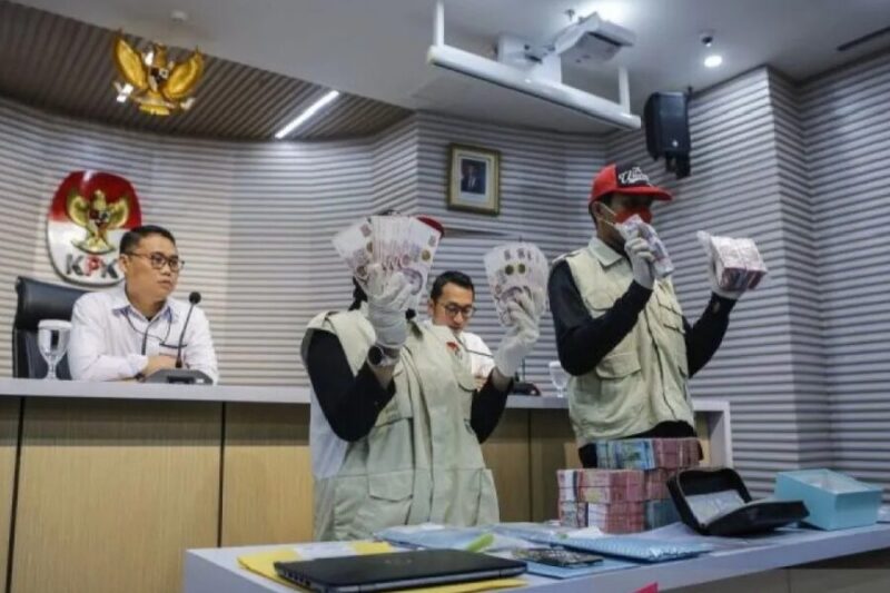Petugas menunjukkan barang bukti hasil operasi tangkap tangan (OTT) kasus dugaan suap terkait pemeriksaan pajak saat konferensi pers di Gedung Merah Putih KPK, Jakarta, Minggu (11/1/2026). (jennus)