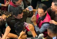 Mendilbudristek 2029-2024 Nadiem Makarim saat keluar dari ruang sidang, Senin (12/1/2026). (Jennus)