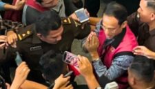 Mendilbudristek 2029-2024 Nadiem Makarim saat keluar dari ruang sidang, Senin (12/1/2026). (Jennus)