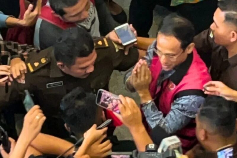 Mendilbudristek 2029-2024 Nadiem Makarim saat keluar dari ruang sidang, Senin (12/1/2026). (Jennus)