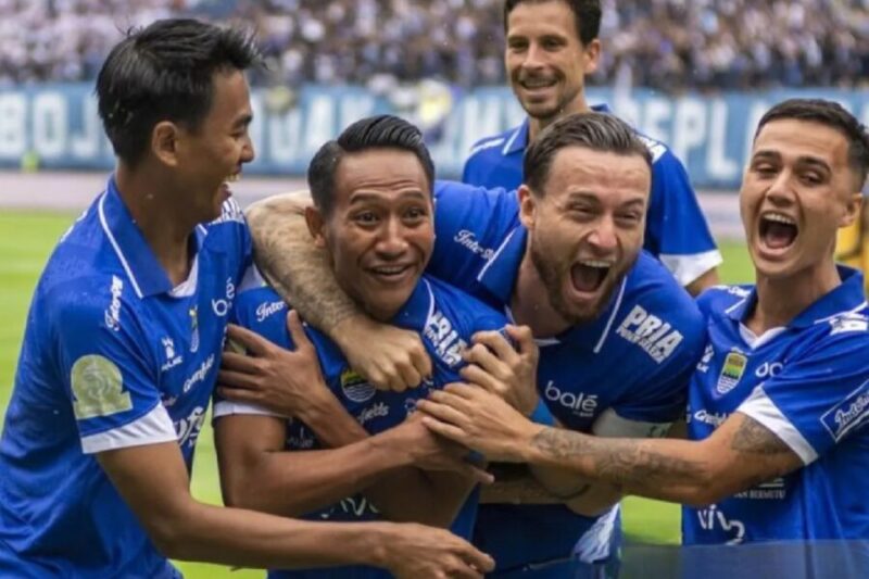 Pemain Persib Beckham Putra Nugraha bersama rekan satu tim melakukan selebrasi usai mencetak gol kemenangan atas Persija dalam laga lanjutan BRI Super League di Stadion Gelora Bandung Lautan Api (GBLA), Bandung, Minggu (12/2/2026). (Persib)