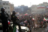 Sejumlah orang berkumpul di lapangan Englehab meneriakkan kata-kata anti-Amerika, anti-Israel. (Anadolu)