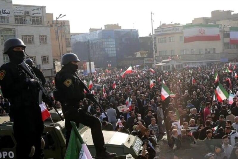 Sejumlah orang berkumpul di lapangan Englehab meneriakkan kata-kata anti-Amerika, anti-Israel. (Anadolu)