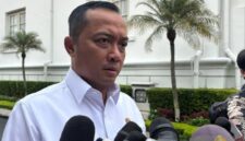 Mensesneg Prasetyo Hadi memberikan keterangan kepada wartawan. (Jennus)